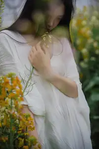 YiTuYu Vol.8614 Yi Yi: Enchanting Beauty Amidst Blooming Flowers - A Dreamy Vision-10