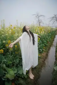 YiTuYu Vol.8614 Yi Yi: Enchanting Beauty Amidst Blooming Flowers - A Dreamy Vision-16