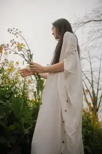 YiTuYu Vol.8614 Yi Yi: Enchanting Beauty Amidst Blooming Flowers - A Dreamy Vision-24