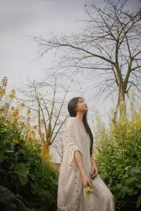 YiTuYu Vol.8614 Yi Yi: Enchanting Beauty Amidst Blooming Flowers - A Dreamy Vision-12