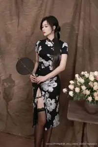 Nan Qiao XiuRen No.10655 Exudes Modern Oriental Charm in a Stunning Floral Dress-5
