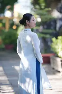 Elegant Vietnamese Girl in Traditional Ao Dai Capturing Timeless Asian Beauty-5