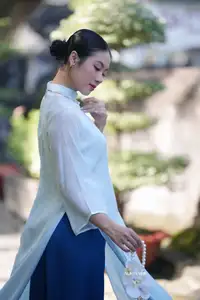 Elegant Vietnamese Girl in Traditional Ao Dai Capturing Timeless Asian Beauty-14