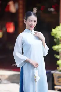 Elegant Vietnamese Girl in Traditional Ao Dai Capturing Timeless Asian Beauty-1