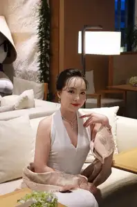 Elegant Woman: Modern Style and Confident Beauty-4