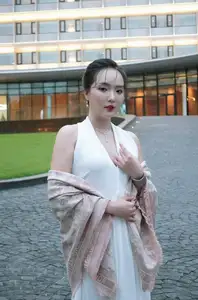 Elegant Woman: Modern Style and Confident Beauty-5