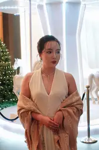 Elegant Woman: Modern Style and Confident Beauty-6