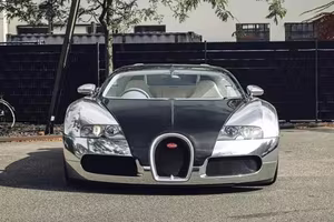 Close-up of the Ultra-Rare Bugatti Veyron Pur Sang #01: A $2.1M Limited Edition Hypercar with its Unique Speed Key-8