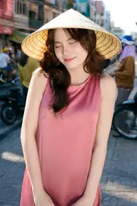 Discover the Gentle Beauty of a Girl in Afternoon Sun: Elegant Style, Captivating All Eyes.-3