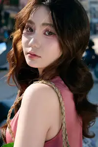 Discover the Gentle Beauty of a Girl in Afternoon Sun: Elegant Style, Captivating All Eyes.-5