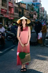 Discover the Gentle Beauty of a Girl in Afternoon Sun: Elegant Style, Captivating All Eyes.-11