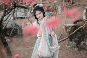 Spring Muse in Hanfu YiTuYu Art Language Vol.8879 Da Wai Wai Ge-32