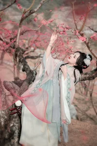 Spring Muse in Hanfu YiTuYu Art Language Vol.8879 Da Wai Wai Ge-2