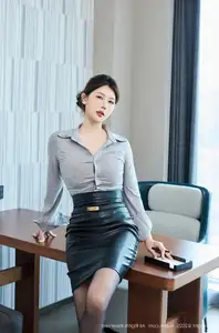 XiuRen No.10604: Yi Tian Tian's Seductive Charm in Elegant Office Attire-21