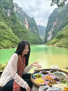 Tu San Gorge's Emerald Ribbon: Nho Que River's Breathtaking Beauty in Ha Giang Awaits Your Unforgettable Journey.-6