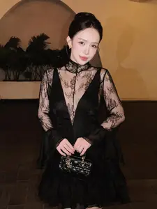 Captivating 'Mother of 4' Beauty, Surprisingly Slender Figure-7