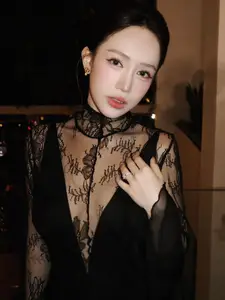 Captivating 'Mother of 4' Beauty, Surprisingly Slender Figure-9