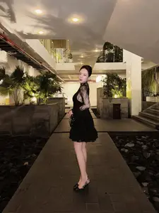 Captivating 'Mother of 4' Beauty, Surprisingly Slender Figure-8