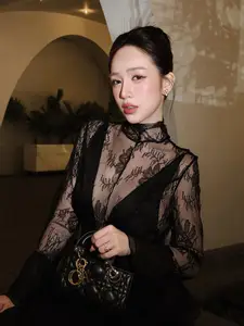 Captivating 'Mother of 4' Beauty, Surprisingly Slender Figure-6