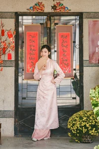 Experience the Charm of Hanoi Spring: Traditional Ao Dai Fashion in the Heart of Vietnam's Capital-14