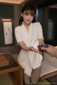 Elegant Sophistication: Lu Xuan Xuan in White Suit - XiuRen No.10650-3