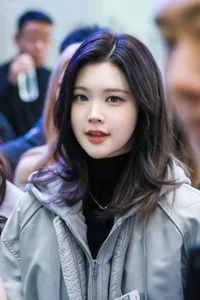 Hearts2Hearts 5th Gen Group Debuts Bold New Hair Colors and Edgy Visuals - View-1