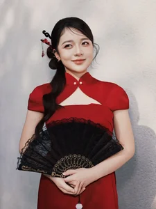 MC Vu Phuong Thao stuns in a vibrant red modern Ao Dai, celebrating contemporary elegance-10