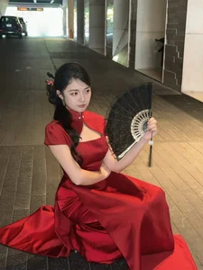 MC Vu Phuong Thao stuns in a vibrant red modern Ao Dai, celebrating contemporary elegance-6