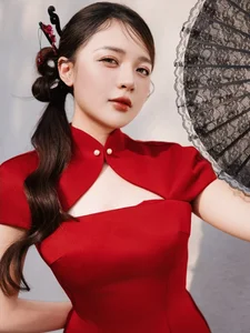 MC Vu Phuong Thao stuns in a vibrant red modern Ao Dai, celebrating contemporary elegance-2