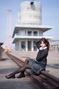 YiTuYu Vol.8824: Xiao Yi Schoolgirl Charm in Urban Setting - Captivating Youthful Elegance-21