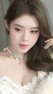 Flight Attendant Phan Que Chi Dazzles in Seductive Red Cheongsam, Captivating Thousands with Her Beauty-5