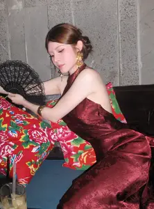 Flight Attendant Phan Que Chi Dazzles in Seductive Red Cheongsam, Captivating Thousands with Her Beauty-9