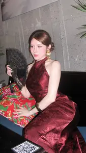 Flight Attendant Phan Que Chi Dazzles in Seductive Red Cheongsam, Captivating Thousands with Her Beauty-8