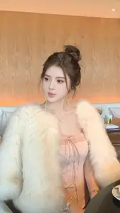 Flight Attendant Phan Que Chi Dazzles in Seductive Red Cheongsam, Captivating Thousands with Her Beauty-3