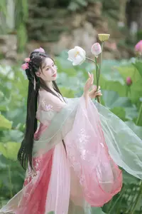 Enchanting Grace: Yi Ming in Hanfu Amidst Lotus Pond | YiTuYu Vol.8804-1