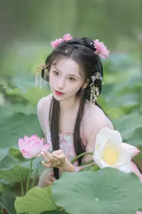 Enchanting Grace: Yi Ming in Hanfu Amidst Lotus Pond | YiTuYu Vol.8804-2