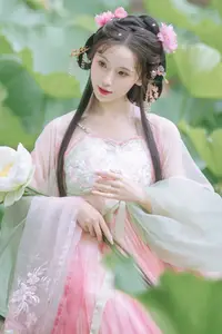 Enchanting Grace: Yi Ming in Hanfu Amidst Lotus Pond | YiTuYu Vol.8804-8