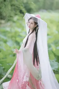 Enchanting Grace: Yi Ming in Hanfu Amidst Lotus Pond | YiTuYu Vol.8804-6