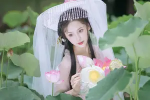 Enchanting Grace: Yi Ming in Hanfu Amidst Lotus Pond | YiTuYu Vol.8804-18