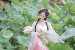 Enchanting Grace: Yi Ming in Hanfu Amidst Lotus Pond | YiTuYu Vol.8804-13