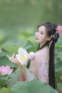 Enchanting Grace: Yi Ming in Hanfu Amidst Lotus Pond | YiTuYu Vol.8804-11