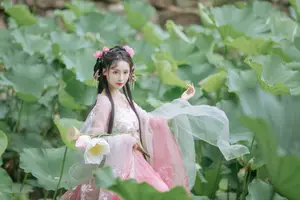 Enchanting Grace: Yi Ming in Hanfu Amidst Lotus Pond | YiTuYu Vol.8804-14