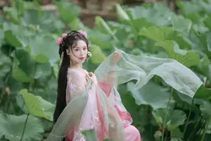 Enchanting Grace: Yi Ming in Hanfu Amidst Lotus Pond | YiTuYu Vol.8804-15