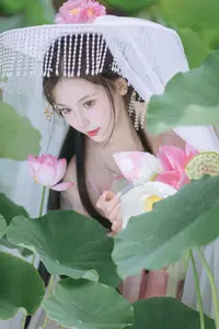 Enchanting Grace: Yi Ming in Hanfu Amidst Lotus Pond | YiTuYu Vol.8804-17