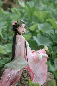 Enchanting Grace: Yi Ming in Hanfu Amidst Lotus Pond | YiTuYu Vol.8804-7