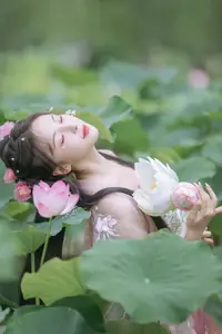 Enchanting Grace: Yi Ming in Hanfu Amidst Lotus Pond | YiTuYu Vol.8804-10