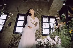 YiTuYu Vol.8549: Leng Ku Wang Ye's Dreamy Elegance in a White Sweater-4