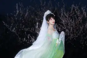 YiTuYu Vol.8718: Zhou Zhou AY - Ethereal Hanfu Beauty Amidst Enchanting Night Blossoms-8