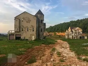 Mystery Resort: A Decade-Long Abandoned Villa Village, Haunting Scene-3
