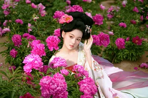 Elegant Floral Portraits with Li Zhi Xiao Ye: Romantic Peony Garden Aesthetic Vol.9113-6